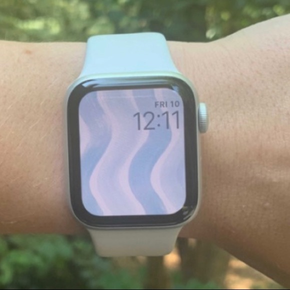 Trading my iPhone 13 Pro Max and Series 6 Apple Watch for Samsung Fold. - Picture 3 of 5